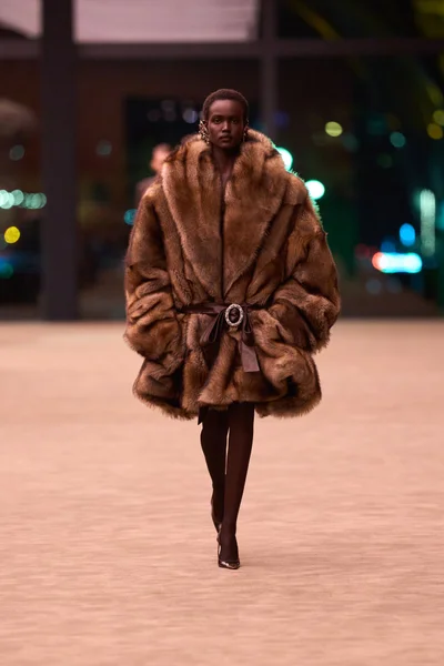 Look 16